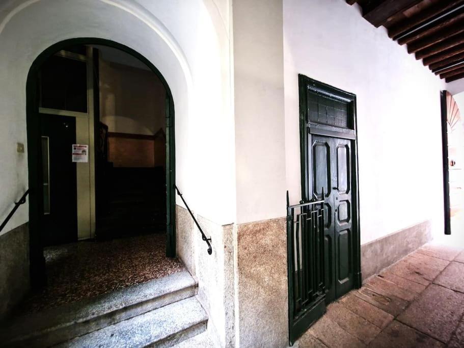 Magnifico Appartamento Ristrutturato Milão Exterior foto
