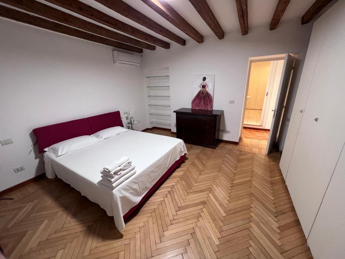 Magnifico Appartamento Ristrutturato Milão Exterior foto